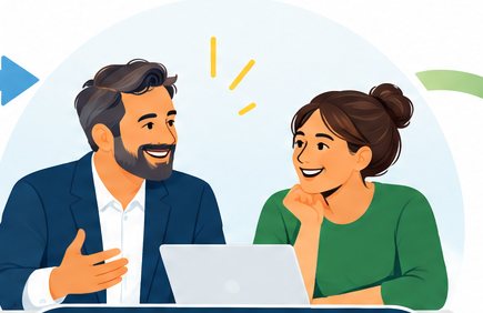 Un mentor et une mentorée échangent avec le sourire devant un ordinateur portable.